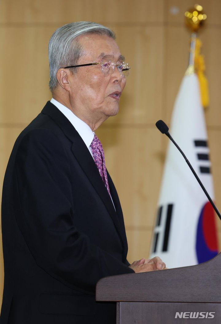 [서울=뉴시스] 조성봉 기자 = 17일 오후 서울 여의도 국회 의원회관에서 열린 새로운선택 창당대회에서 김종인 전 국민의힘 비대위원장이 축사를 하고 있다. 2023.12.17. suncho21@newsis.com