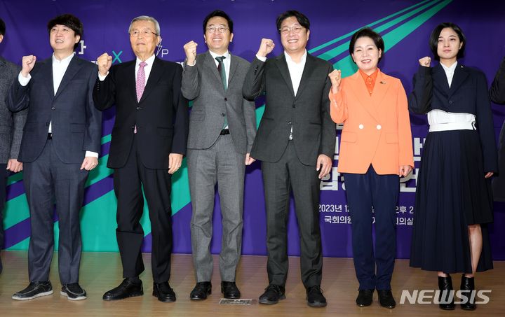 [서울=뉴시스] 조성봉 기자 = 17일 오후 서울 여의도 국회 의원회관에서 열린 새로운선택 창당대회에서 금태섭, 조성주 공동대표를 비롯한 참석자들이 기념촬영을 하고 있다. 왼쪽부터 이준석 전 국민의힘 대표, 김종인 전 국민의힘 비대위원장, 금 공동대표, 조 공동대표, 양향자 한국의희망 대표, 류호정 정의당 의원. 2023.12.17. suncho21@newsis.com