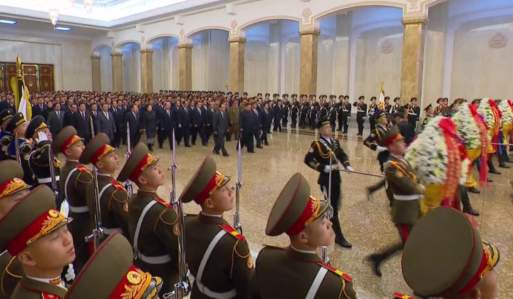 [서울=뉴시스] 김정은 북한 국무위원장이 김정일 국방위원장 사망 12주기를 맞아 지난 16일 금수산태양궁전을 참배했다고 조선중앙통신이 17일 보도했다. (사진=조선중앙TV 캡처) 2023.12.17. photo@newsis.com *재판매 및 DB 금지