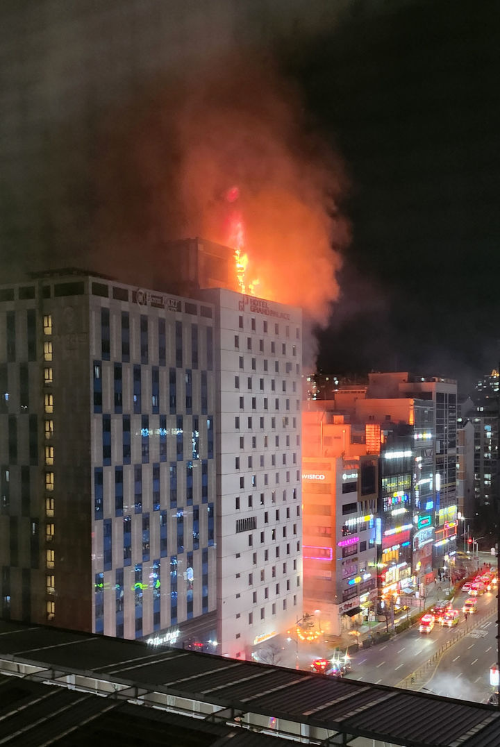 [서울=뉴시스] 홍효식 기자 = 17일 인천시 남동구 논현동 한 호텔에서 화재가 발생했다. (사진=독자 제공) 2023.12.17. photo@newsis.com *재판매 및 DB 금지