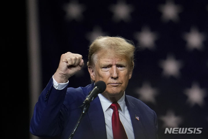 [리노=AP/뉴시스]도널드 트럼프 전 미 대통령이 지난 17일(현지시간) 네바다주 리노에서 선거 연설을 하고 있다. 트럼프는 크리스마스를 맞아 정적들을 겨냥한 분노의 메시지를 쏟아냈다. 2023.12.27.