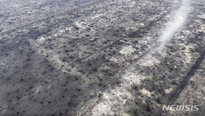 [아우디우카=AP/뉴시스]우크라이나 남부 아우디우카 근처의 스테포베 지역이 온통 포격 구덩이로 덮여 있는 모습. 지난 6일 우크라이나 제110 기계화여단의 드론팀이 촬영한 영상으로 약 150구의 러시아군 전사자 시신이 널려 있는 것이 확인됐다. 이처럼 병력 피해를 아랑곳않는 러시아군의 공격에 우크라이나군이 서서히 밀리고 있다. 2024.2.8. 