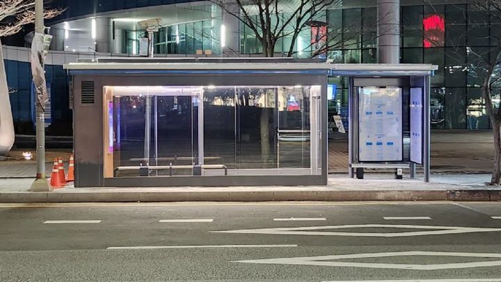 [부산=뉴시스] 해운대구 벡스코 앞에 설치된 스마트쉼터형 버스쉘터. (사진=부산시 제공) *재판매 및 DB 금지