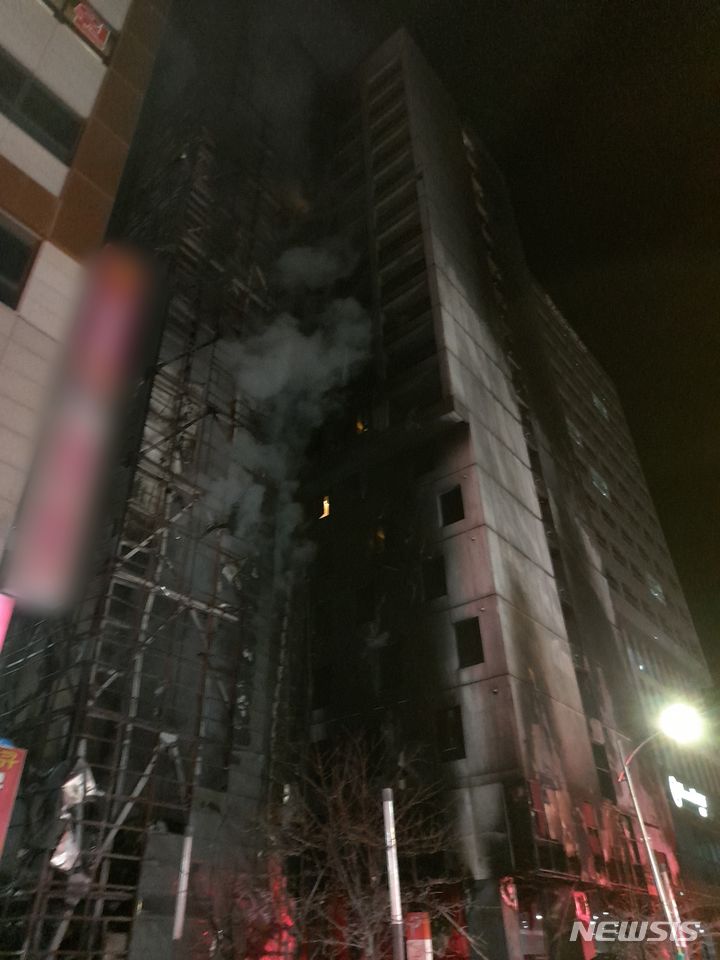 [인천=뉴시스] 이루비 기자 = 지난 17일 오후 인천 남동구 논현동 한 호텔에서 불이 나 1시간29분 만에 진화됐다. (사진=인천소방본부 제공) 2023.12.18. photo@newsis.com