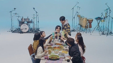 그린피스 서울사무소는 K팝 밴드 데이식스DAY6)의 도운, 퍼커셔니스트 정솔이 참여한 뮤직비디오 '다시 쓰는 리듬(We Use Reuse!)'을 18일 유튜브 채널에 공개했다. *재판매 및 DB 금지