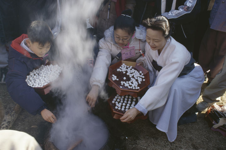 [서울=뉴시스] 팥죽에 새알심 넣기(사진= 국립민속박물관 제공) 2023.12.18 photo@newsis.com *재판매 및 DB 금지 *재판매 및 DB 금지