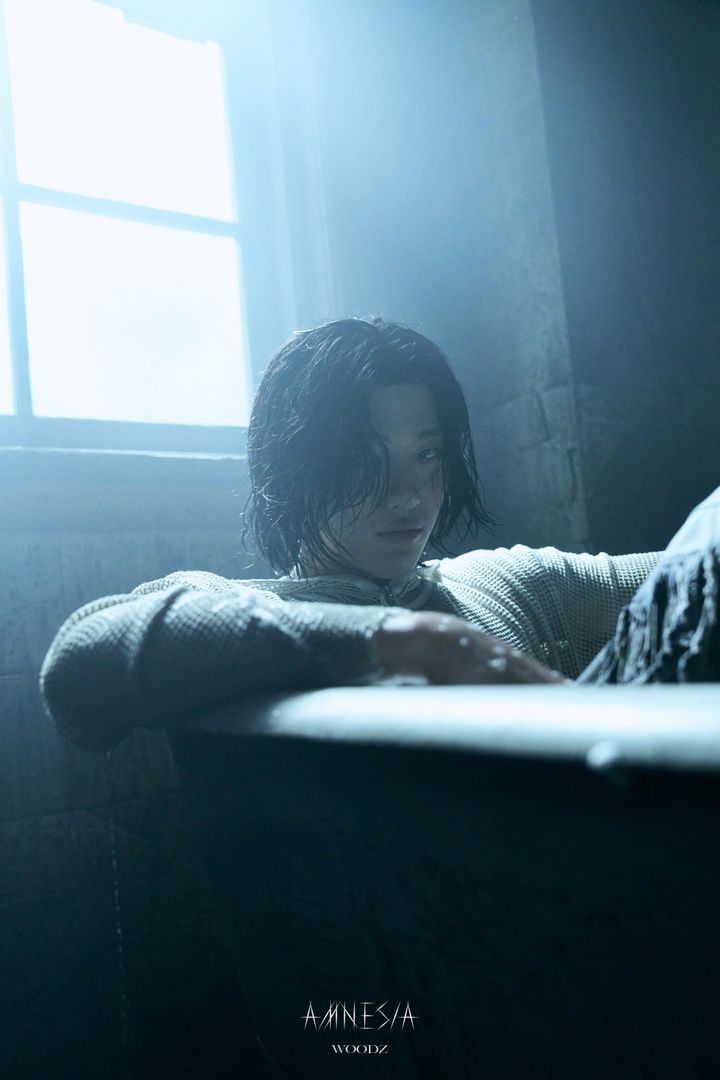 [서울=뉴시스] 가수 '우즈'가 18일 오후6시 디지털 싱글 앨범 '암네시아(AMNESIA)'를 발표한다. (사진=EDAM엔터테인먼트 제공) 2023.12.18. photo@newsis.com *재판매 및 DB 금지