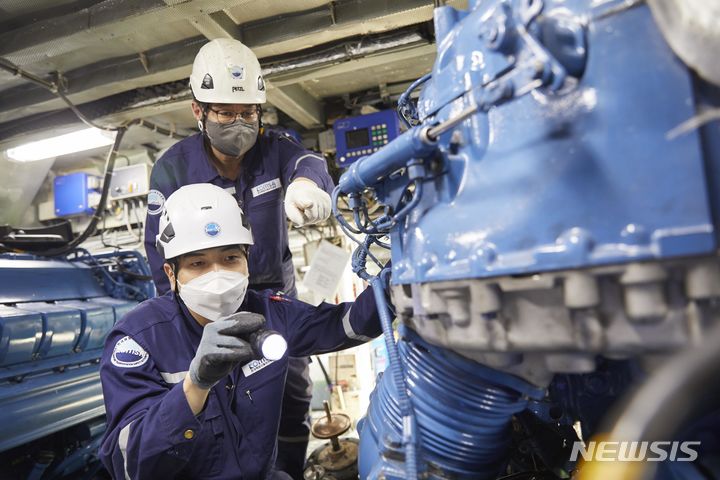 [서울=뉴시스] 한국해양교통안전공단(KOMSA) 선박 검사원이 기관 검사를 하고 있다.