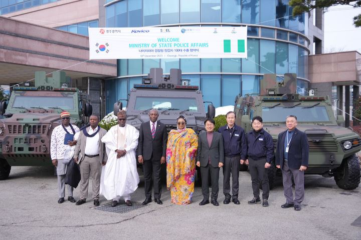 [광주=뉴시스] 강기정 광주시장이 18일 오전 광산구 평동산단 자동차 전문 생산업체인 코비코㈜에서 열린 나이지리아 경찰청 장갑차 수출 협약식에 참석해 술레이만 이브라힘 아이만 나이지리아 경찰부장관, 조광철 코비코㈜ 대표 등과 기념촬영을 하고 있다. (사진 = 광주시 제공) *재판매 및 DB 금지