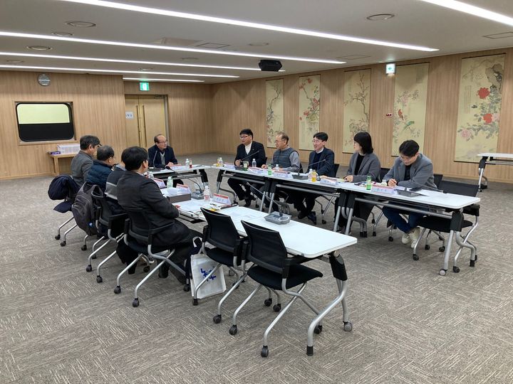 유교문화진흥원 산하 한국예학센터는 제4차 연구자문위원회를 열고 2023년도 활동 성과를 공유하고 2024년도 주요 사업 계획을 논의하고 있다. 2023. 12. 18 *재판매 및 DB 금지