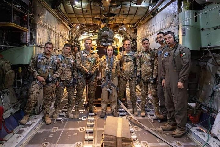 [서울=뉴시스] 요르단 국왕 압둘라 2세의 딸인 살마 공주가 팔레스타인 가자지구에 긴급 의료 물자 지원을 위한 공수 작전에 참여했다고 아랍에미리트 매체 걸프투데이가 17일(현지시간) 전했다. 사진은 살마 공주(가운데)와 군인들의 모습. (사진=X) 2023.12.18. *재판매 및 DB 금지