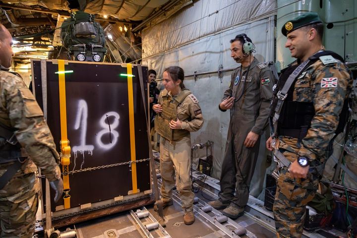 [서울=뉴시스] 군인들과 함께 물자를 확인하고 있는 살마 공주의 모습. (사진=X) 2023.12.18. *재판매 및 DB 금지