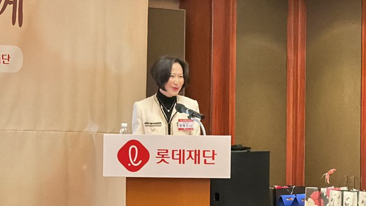 [서울=뉴시스] 이혜원 기자 = 장혜선 롯데장학재단 이사장이 18일 오후 롯데호텔 서울에서 열린 '2024년 롯데재단 미래와 함께' 송년회에 참석해 취임사를 하고 있다. 2023.12.18. march11@newsis.com *재판매 및 DB 금지