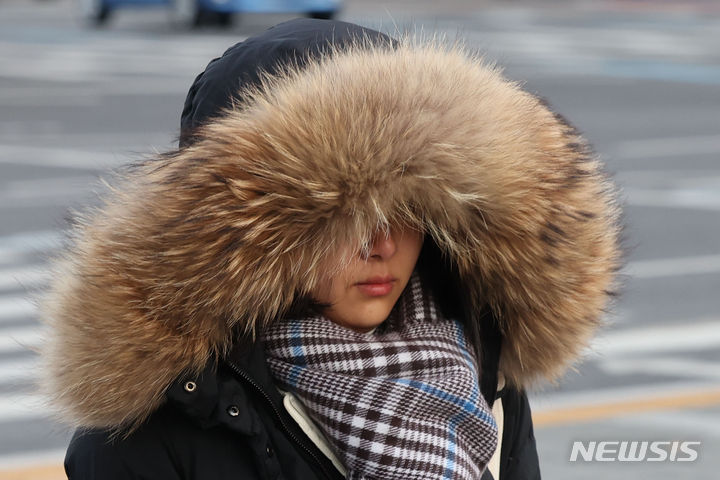 [서울=뉴시스] 권창회 기자 = 서울을 비롯한 전국 대부분에 한파특보가 내려진 18일 오전 서울 종로구 광화문네거리에서 시민들이 두터운 옷차림으로 출근하고 있다. 2023.12.18. kch0523@newsis.com