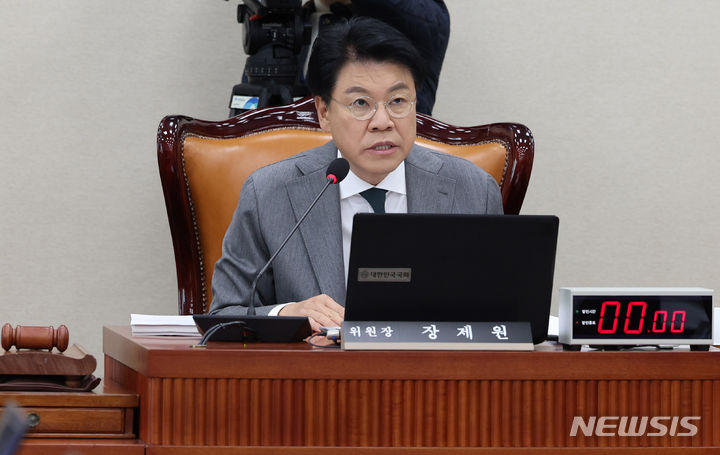 [서울=뉴시스] 추상철 기자 = 장제원 과학기술정보방송통신위원회 위원장이 18일 오전 서울 여의도 국회에서 열린 과학기술정보방송통신위원회 전체회의에서 발언하고 있다. 2023.12.18. scchoo@newsis.com