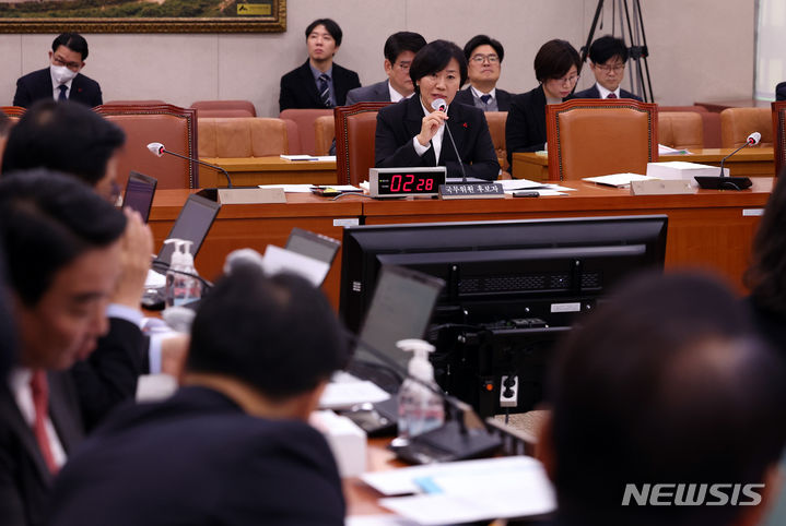 [서울=뉴시스] 이영환 기자 = 송미령 농림축산식품부 장관 후보자가 18일 오전 서울 여의도 국회에서 열린 인사청문회에서 의원들의 질의에 답하고 있다. 2023.12.18. 20hwan@newsis.com