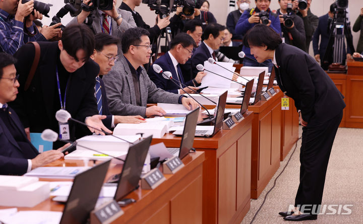 [서울=뉴시스] 이영환 기자 = 송미령 농림축산식품부 장관 후보자가 18일 오전 서울 여의도 국회에서 열린 인사청문회에서 선서문을 제출한 후 자리로 향하며 더불어민주당 의원들에게 인사를 하고 있다. 2023.12.18. 20hwan@newsis.com