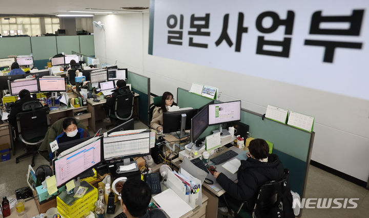 [서울=뉴시스] 권창회 기자 = 일본행 여행객이 비수기 없이 계속 증가하고 있는 것으로 나타났다. 17일 국토교통부 항공정보포털시스템에 따르면 지난달 일본행 여행객은 189만 15명으로 코로나19 직전인 2019년 11월(104만9753명), 일본 불매운동인 '노재팬' 전인 2018년 동월(176만6551명)보다 많은것으로 나타났다. 이에 항공업계는 일본행 노선 확대와 증편에 나서고 있다. 사진은 18일 오전 서울 중구 모두투어 본사에서 직원들이 업무를 보고 있는 모습. 2023.12.18. kch0523@newsis.com