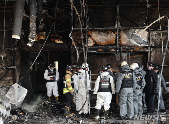 [인천=뉴시스] 전진환 기자 = 18일 오전 인천 남동구 논현동 호텔 주차장 화재 현장에서 경찰과 국립과학수사연구원, 소방 등 관계자들이 합동감식을 하고 있다. 2023.12.18. amin2@newsis.com