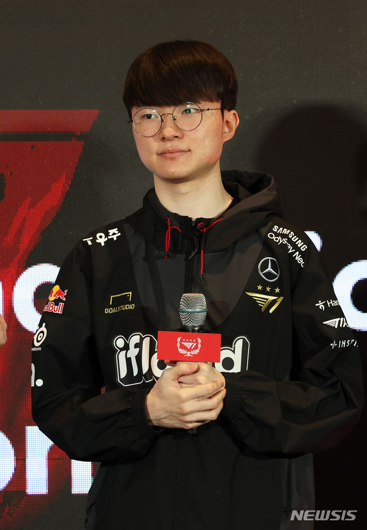 [서울=뉴시스] 김근수 기자 = T1 소속 '페이커' 이상혁이 18일 서울 중구 을지로 SK텔레콤 본사 사옥에서 열린 SK텔레콤-SK 스퀘어 임직원과 함께하는 T1 롤드컵 축하행사에서 진행자 질문에 답하고 있다. 2023.12.18. ks@newsis.com