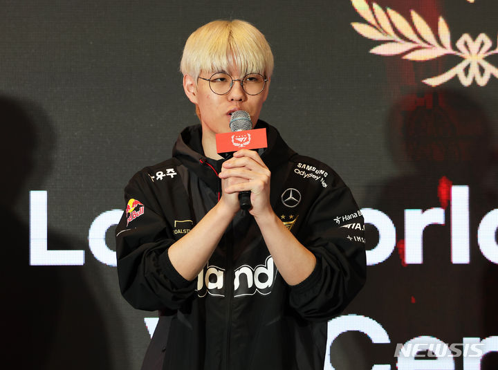 [서울=뉴시스] 김근수 기자 = T1 소속 '오너' 문현준이 18일 서울 중구 을지로 SK텔레콤 본사 사옥에서 열린 SK텔레콤-SK 스퀘어 임직원과 함께하는 T1 롤드컵 축하행사에서 진행자 질문에 답하고 있다. 2023.12.18. ks@newsis.com