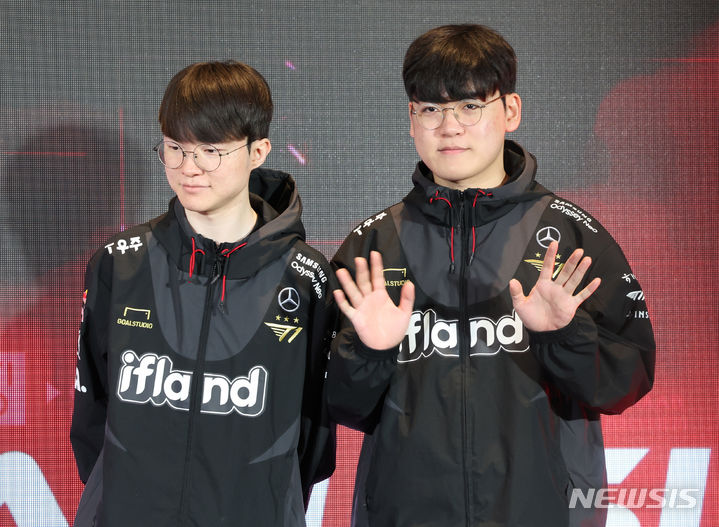 [서울=뉴시스] 김근수 기자 = T1 소속 '구마유시' 이민형(오른쪽)과 '페이커' 이상혁이 18일 서울 중구 을지로 SK텔레콤 본사 사옥에서 열린 SK텔레콤-SK 스퀘어 임직원과 함께하는 T1 롤드컵 축하행사에서 임직원들에게 인사하고 있다. 2023.12.18. ks@newsis.com