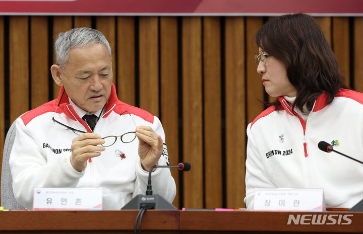 [서울=뉴시스] 추상철 기자 = 유인촌 문화체육관광부 장관이 18일 오전 서울 여의도 국회에서 열린 '2024강원동계청소년올림픽' 당·정 점검 및 협의회의에서 장미란 2차관과 대화하고 있다. 2023.12.18. scchoo@newsis.com