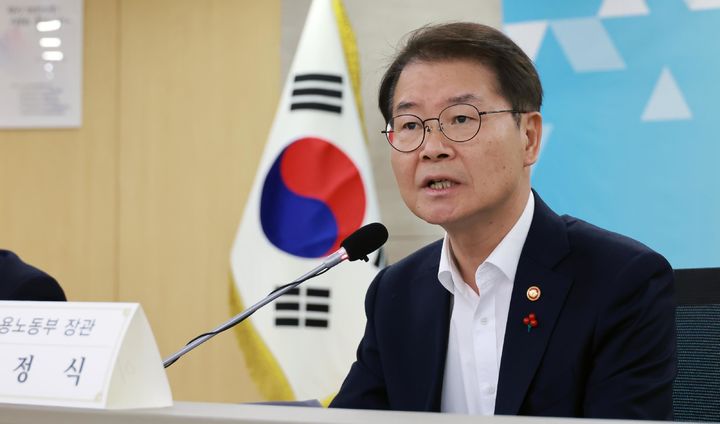 [서울=뉴시스] 이정식 고용노동부 장관. (사진=고용노동부 제공) 2023.12.18. photo@newsis.com *재판매 및 DB 금지