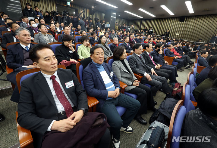 국민의힘 국회의원·당협위원장 연석회의.  [서울=뉴시스] 조성봉 기자 = 18일 오후 서울 여의도 국회에서 열린 국민의힘 국회의원·당협위원장 연석회의에서 참석자들이 윤재옥 국민의힘 당 대표 권한대행 겸 원내대표의 발언을 듣고 있다. 2023.12.18. suncho21@newsis.com