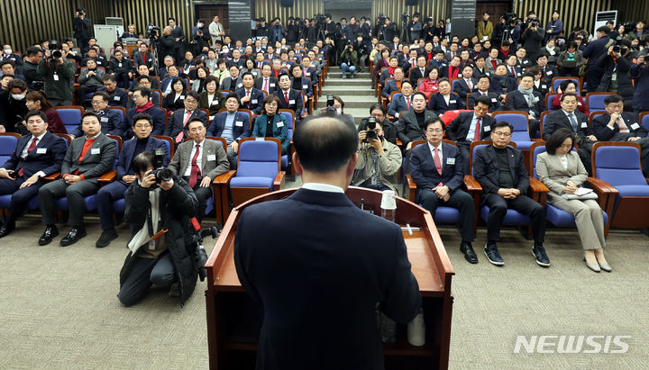 국민의힘 국회의원·당협위원장 연석회의.  [서울=뉴시스] 조성봉 기자 = 18일 오후 서울 여의도 국회에서 열린 국민의힘 국회의원·당협위원장 연석회의에서 참석자들이 윤재옥 국민의힘 당 대표 권한대행 겸 원내대표의 발언을 듣고 있다. 2023.12.18. suncho21@newsis.com