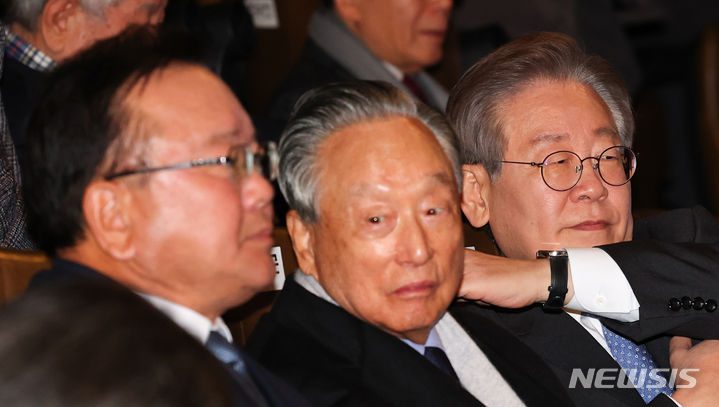 [서울=뉴시스] 최진석 기자 = 이재명 더불어민주당 대표가 18일 서울 용산구 CGV용산아이파크몰에서 열린 '길위에 김대중' VIP시사회에 참석해 있다. 왼쪽부터 김부겸 전 국무총리, 권노갑 김대중재단 이사장, 이재명 대표 2023.12.18. myjs@newsis.com