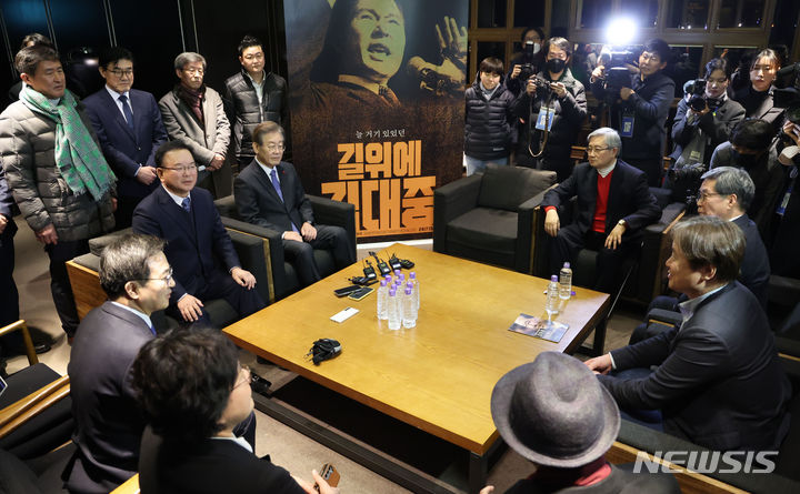 [서울=뉴시스] 최진석 기자 = 18일 오후 서울 용산구 CGV용산아이파크몰에서 열린 '길위에 김대중' VIP 시사회에서 김동연 경기도지사(왼쪽부터 시계방향), 김부겸 전 국무총리, 이재명 더불어민주당 대표가 영화 제작 관계자들과 대화하고 있다. (공동취재) 2023.12.18. photo@newsis.com