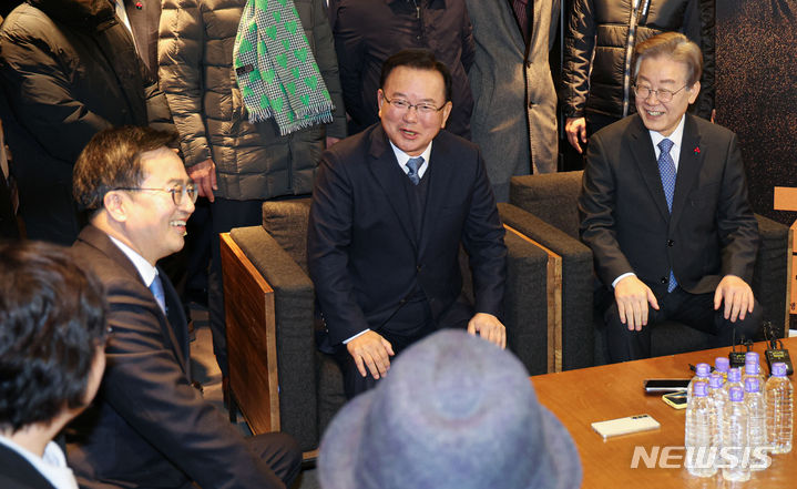 [서울=뉴시스] 최진석 기자 = 18일 오후 서울 용산구 CGV용산아이파크몰에서 열린 '길위에 김대중' VIP 시사회에서 이재명(오른쪽부터) 더불어민주당 대표, 김부겸 전 국무총리, 김동연 경기도지사가 영화 제작 관계자들과 대화하고 있다. (공동취재) 2023.12.18. photo@newsis.com