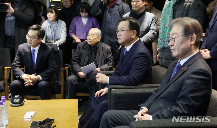 [서울=뉴시스] 최진석 기자 = 18일 오후 서울 용산구 CGV용산아이파크몰에서 열린 '길위에 김대중' VIP 시사회에서 이재명(오른쪽) 더불어민주당 대표, 김부겸(오른쪽 두번째) 전 국무총리, 김동연(왼쪽) 경기도지사가 영화 제작 관계자들과 대화하고 있다. (공동취재) 2023.12.18. photo@newsis.com