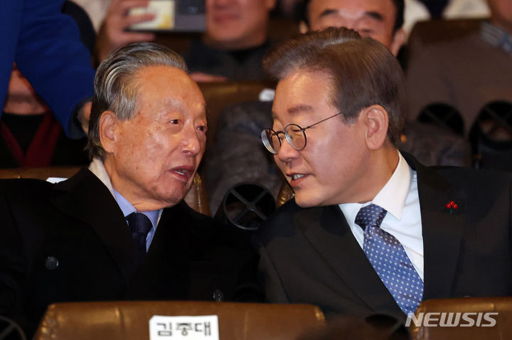 [서울=뉴시스] 최진석 기자 = 이재명 더불어민주당 대표와 권노갑 김대중재단 이사장이 18일 오후 서울 여의도 용산구 CGV용산아이파크몰에서 열린 '길위에 김대중' VIP시사회에서 대화를 나누고 있다. (공동취재) 2023.12.18. photo@newsis.com