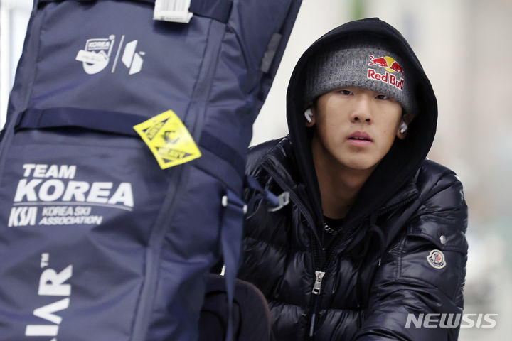 [인천공항=뉴시스] 조성우 기자 = 미국 콜로라도주 코퍼 마운틴에서 열린 2023~2024 FIS 스노보드 월드컵 남자 하프파이프 결선에서 80.00점을 기록해 은메달을 획득한 스노보드 이채운이 18일 오후 인천국제공항 제1여객터미널을 통해 귀국하고 있다. 2023.12.18. xconfind@newsis.com