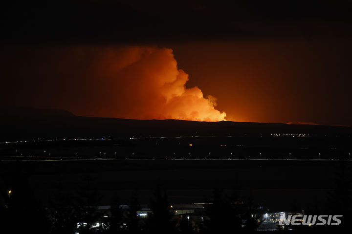 [레이캬비크=AP/뉴시스] 18일(현지 시간) 아이슬란드 하가펠 화산이 폭발하며 정부가 인근 주민들을 대피시키고 유명 관광 온천을 폐쇄했다. 1023.12.19.