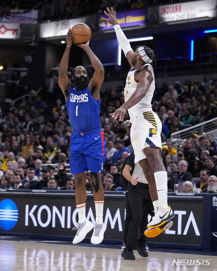 [인디애나=AP/뉴시스]NBA 제임스 하든. 2023.12.18.