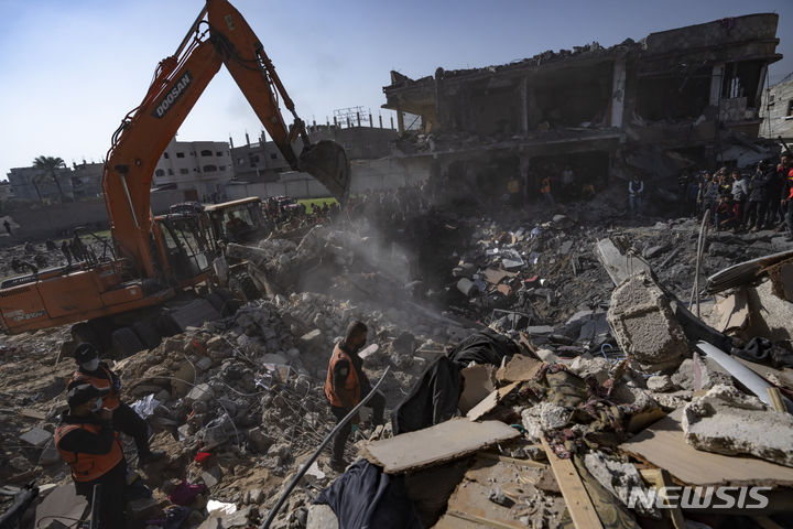 [라파=AP/뉴시스] 지난 19일(현지시각) 가자지구 라파의 팔레스타인인들이 이스라엘의 폭격으로 무너진 건물 잔해 속에서 희생자 시신을 찾고 있다. 2023.12.21.