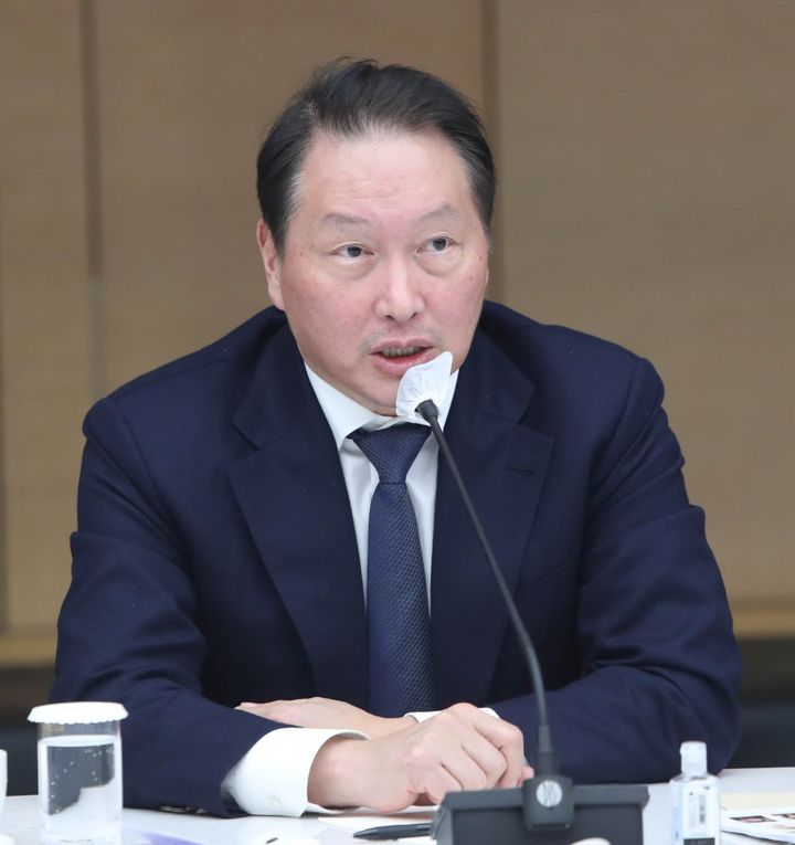 [서울=뉴시스]최태원 SK그룹 겸 대한상공회의소 회장이 18일 서울 중국 대한상의 회관에서 열린 기자간담회에 참석해 발언하고 있다. (사진 = 대한상의) 2023.12.19. photo@newsis.com&nbsp; *재판매 및 DB 금지