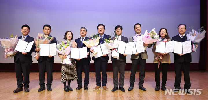 [전주=뉴시스] 전북도 소통의 날 행사에서 올해 4분기 ‘혁신도정상’ (최)우수부서 수상 부서장들이 임상규 행정부지사(왼쪽 네번째)와 기념촬영을 하고 있다. 2023.12.19 (사진= 전라북도청 제공) *재판매 및 DB 금지