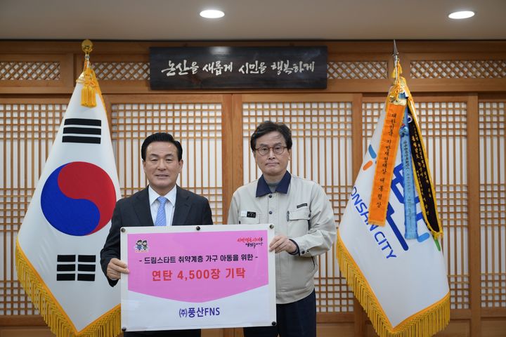 류상우 ㈜풍산FNS 대표(사진 오른쪽)와 백성현 논산시장. 2023. 12. 19 *재판매 및 DB 금지