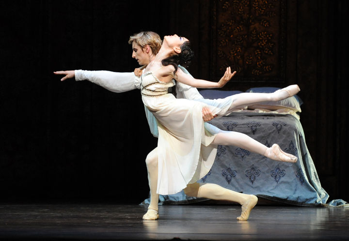 유니버설발레단 '로미오와 줄리엣'. 3막 침실 파드되. 김나은과 콘스탄틴 노보셀로프. (사진=유니버설발레단 제공) photo@newsis.com *재판매 및 DB 금지