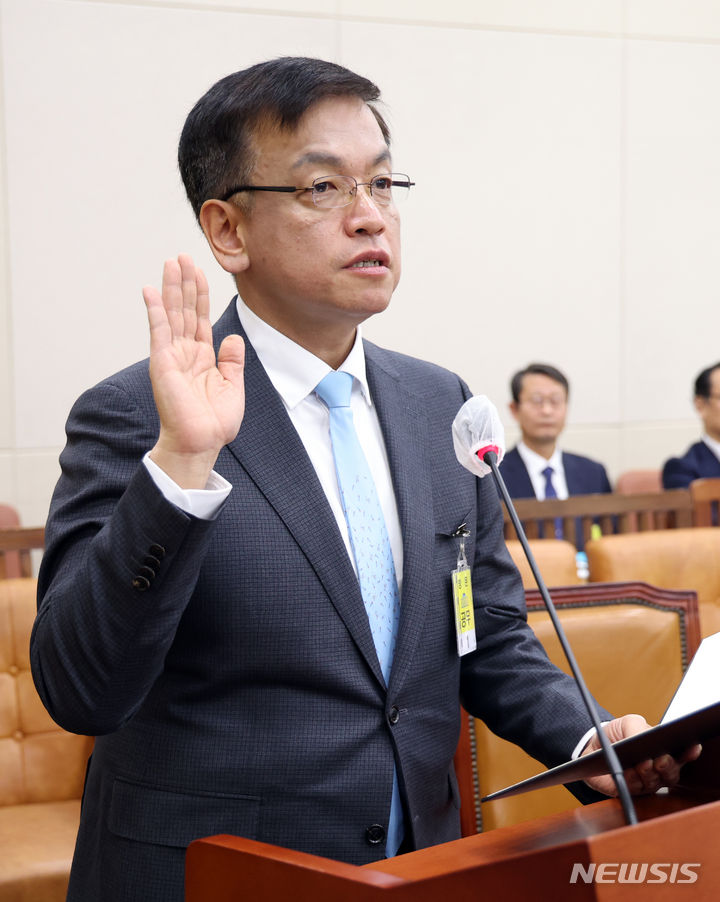 [서울=뉴시스] 추상철 기자 = 최상목 경제부총리 겸 기획재정부 장관 후보자가 19일 오전 서울 여의도 국회에서 열린 인사청문회에서 선서를 하고 있다. 2023.12.19. scchoo@newsis.com