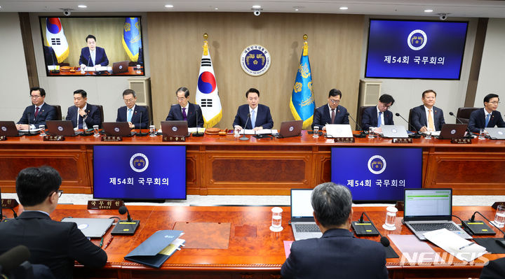 [서울=뉴시스] 전신 기자 = 윤석열 대통령이 19일 서울 용산 대통령실 청사에서 열린 국무회의를 주재하고 있다. 2023.12.19. photo1006@newsis.com