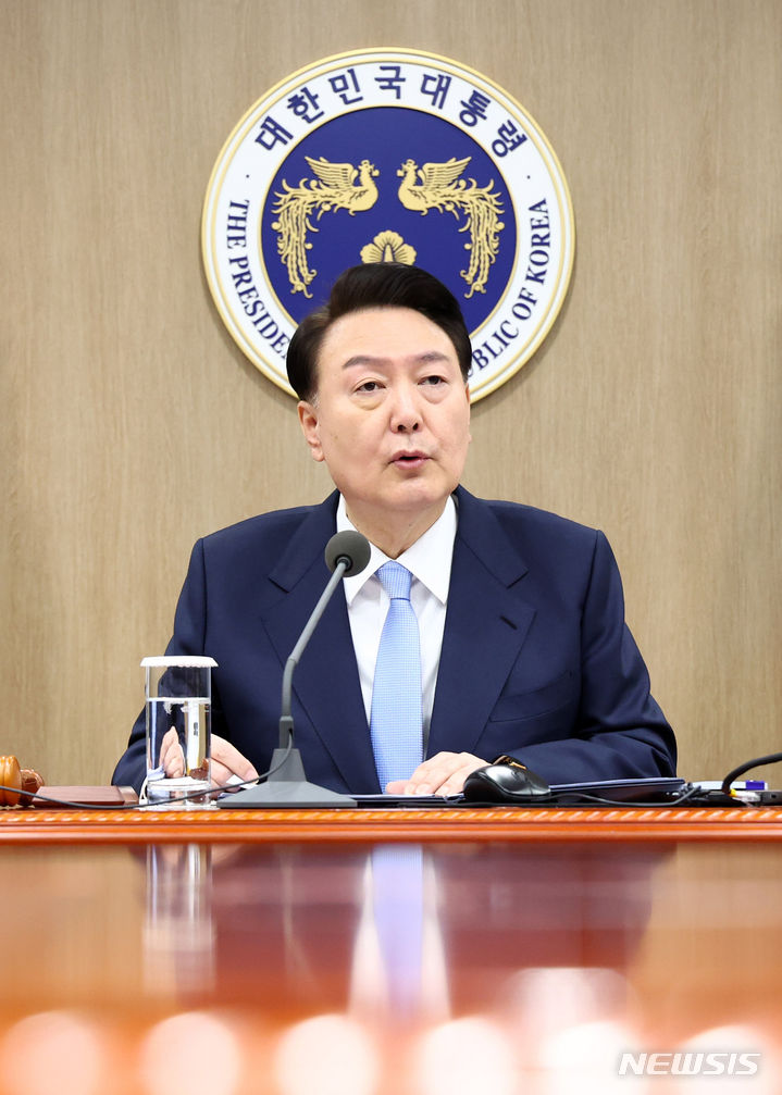 [서울=뉴시스] 전신 기자 = 윤석열 대통령이 19일 서울 용산 대통령실 청사에서 열린 국무회의를 주재하고 있다. 2023.12.19. photo1006@newsis.com