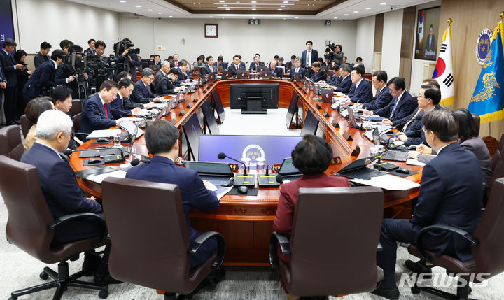 [서울=뉴시스] 전신 기자 = 윤석열 대통령이 19일 서울 용산 대통령실 청사에서 열린 국무회의를 주재하고 있다. 2023.12.19. photo1006@newsis.com