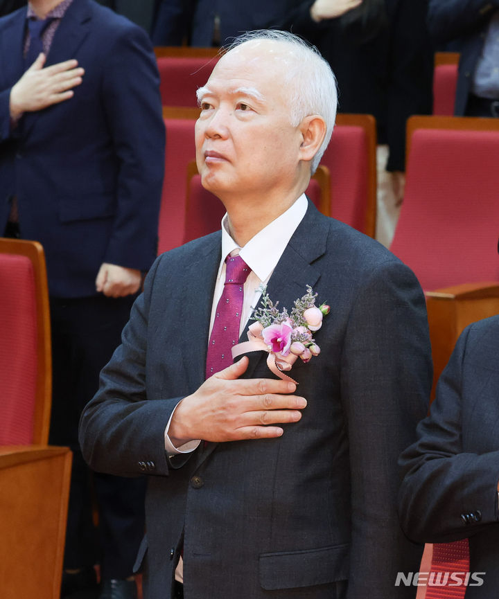 [서울=뉴시스] 황준선 기자 = 정형식 신임 헌법재판관이 19일 오전 서울 종로구 헌법재판소에서 열린 취임식에서 국민의례를 하고 있다. 2023.12.19. hwang@newsis.com