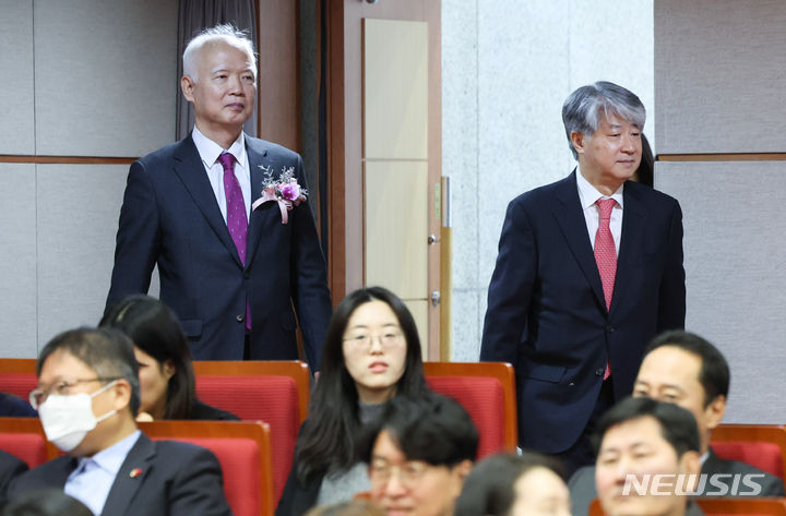 [서울=뉴시스] 황준선 기자 = 정형식 신임 헌법재판관과 이종석 헌법재판소장이 19일 오전 서울 종로구 헌법재판소에서 열린 취임식에 참석하고 있다. 2023.12.19. hwang@newsis.com