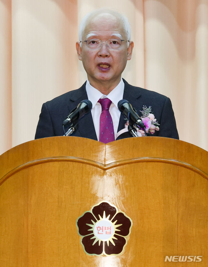 [서울=뉴시스] 황준선 기자 = 정형식 신임 헌법재판관이 19일 오전 서울 종로구 헌법재판소에서 열린 취임식에서 취임사를 하고 있다. 2023.12.19. hwang@newsis.com